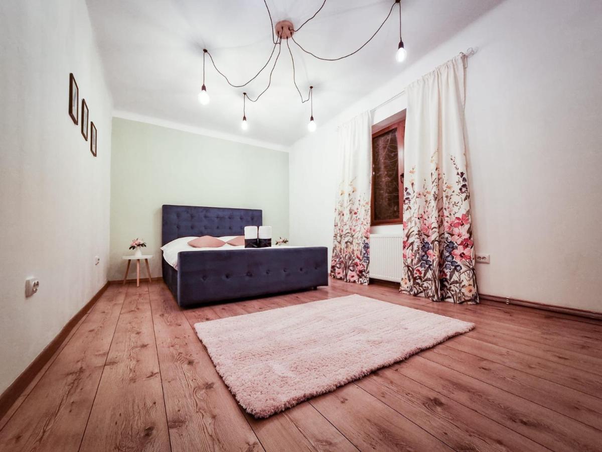 Home Central Apartment Brasov Luaran gambar
